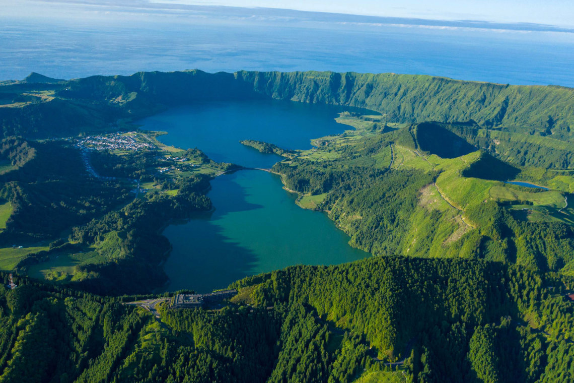 Cratera verde dos Açores com lagoa azul ao centro