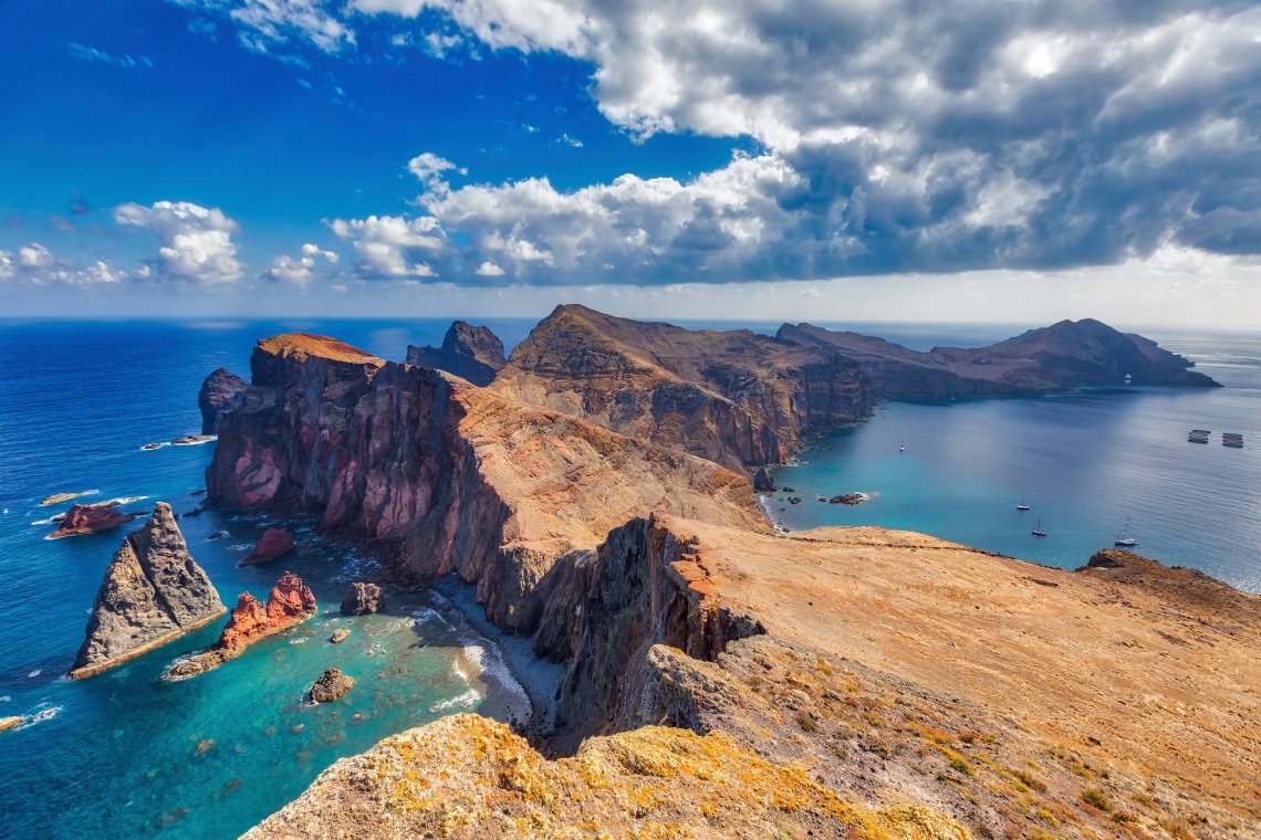 Cordilheira verde da Madeira a encontrar o oceano
